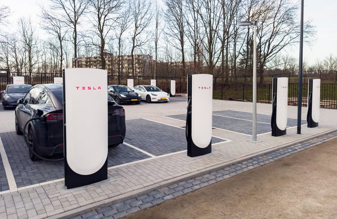 Tesla Supercharger V4 in Hardewijk Tesla Supercharger V4 in Hardewijk