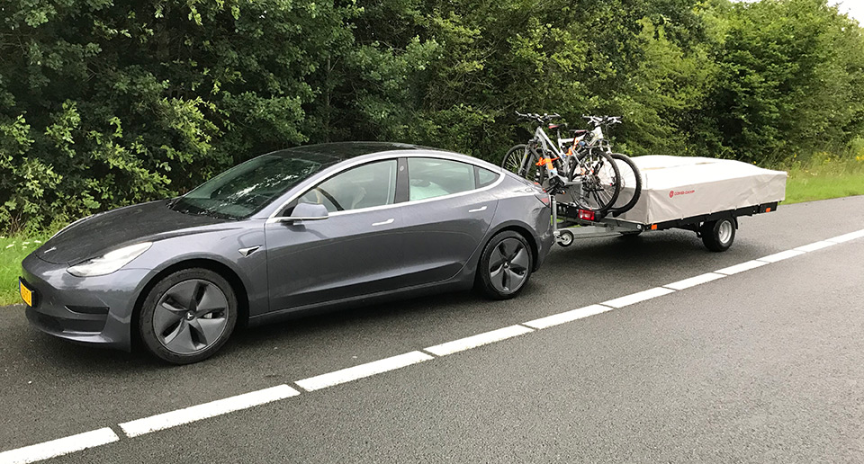 Tesla Model 3 met vouwwagen Tesla Model 3 met vouwwagen