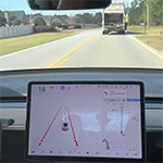 Tesla model 3 op FSD haalt vuilniswagen in