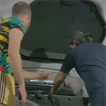 Met een Tesla op benzine naar de garage