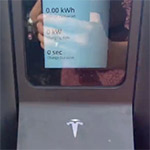 Bij de Tesla V4 Supercharger in Engeland kun je ook zonder app betalen